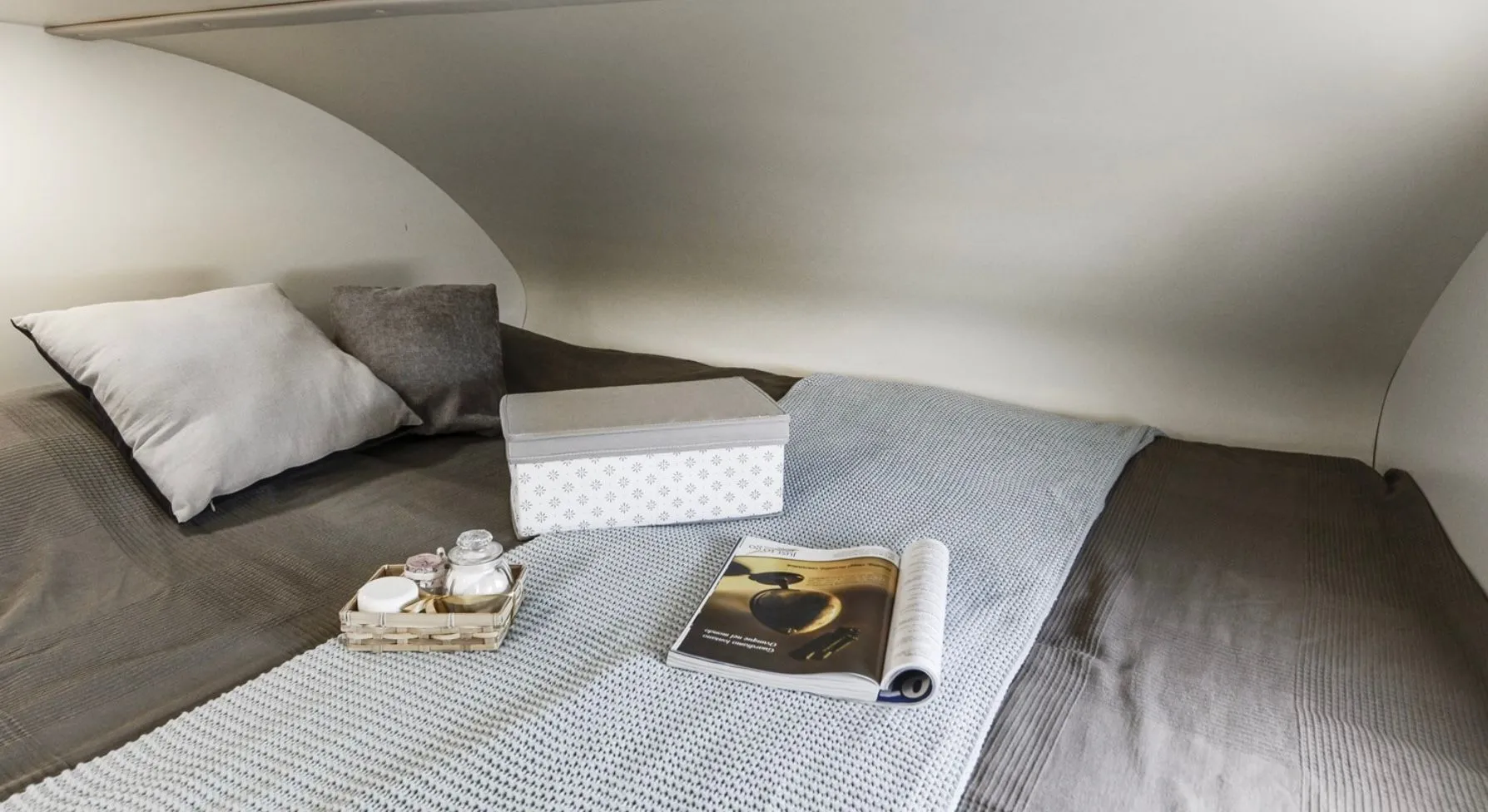 Cama capuchina con ropa de cama incluida