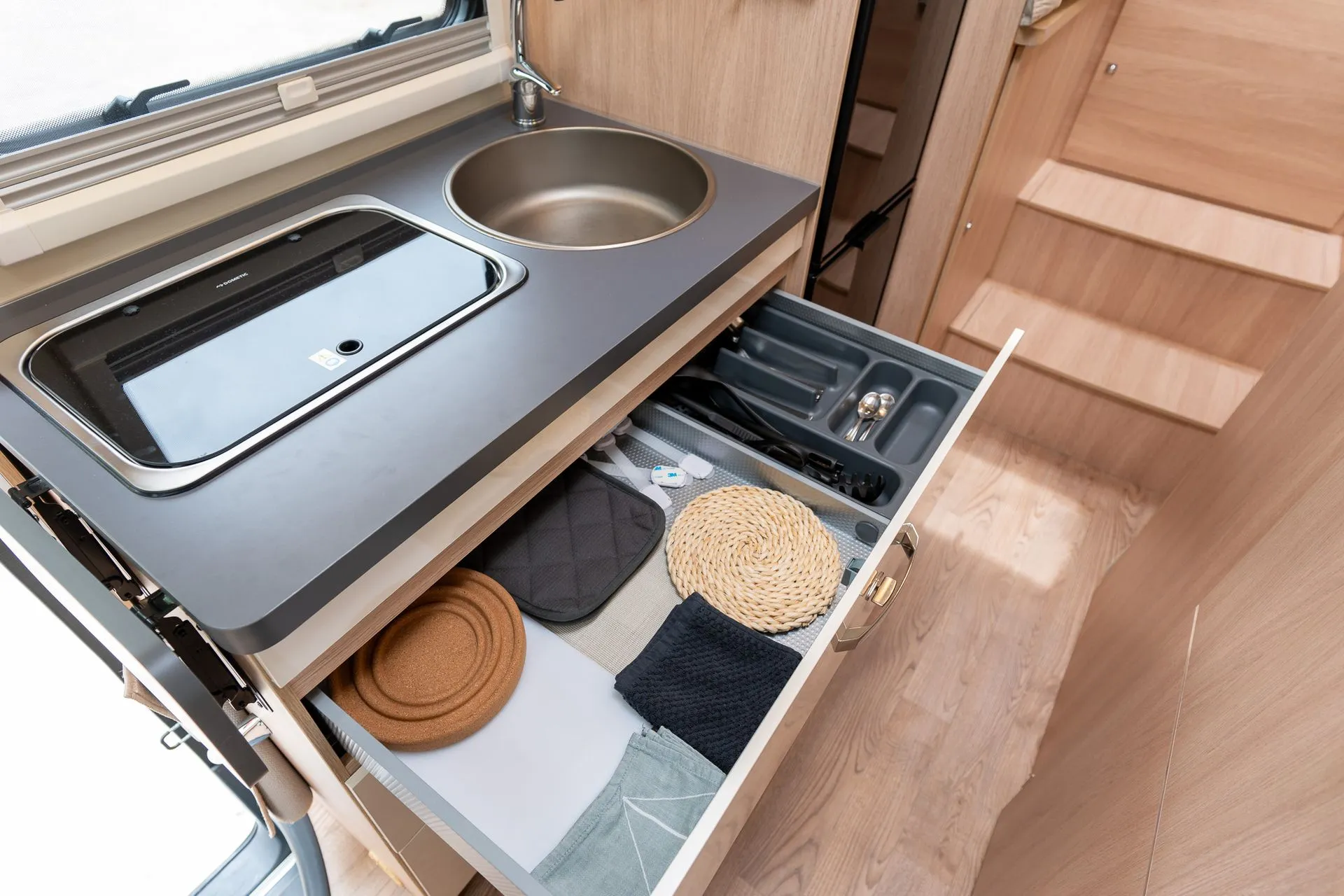 Cajón de cocina con menaje y utensilios