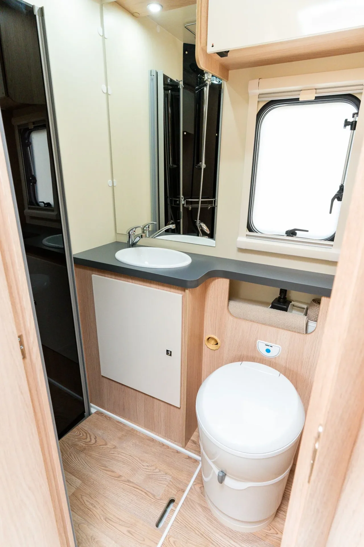 Baño con ducha, lavabo e inodoro químico