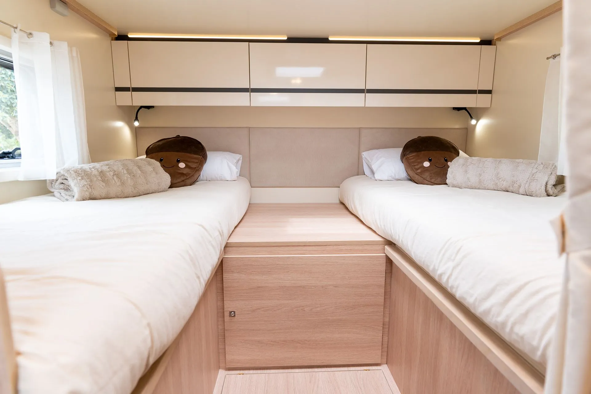 Camas gemelas traseras con ropa de cama incluida